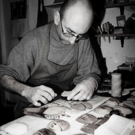 芸術的な革製品で有名なフィレンツェを訪れた腕