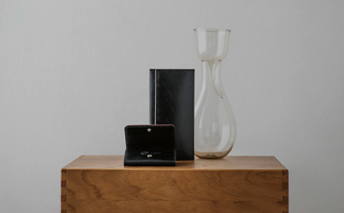 英国レザーと職人技が生み出すAVON